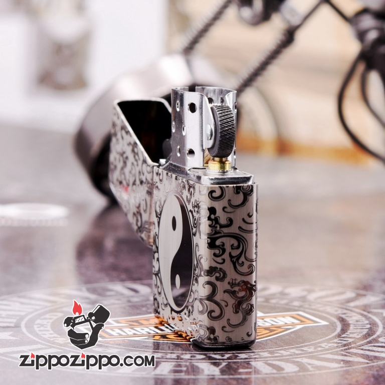 Zippo 150 Đen Bóng Khắc Hình Bát Quái Âm Dương