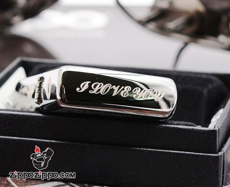 Zippo đen bóng cô gái gợi cảm