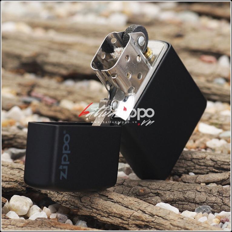 Bật Lửa Zippo Sơn Tĩnh Điện Màu Đen Logo Zippo- Sku 218ZL – Zippo Black Matte with Zippo Logo