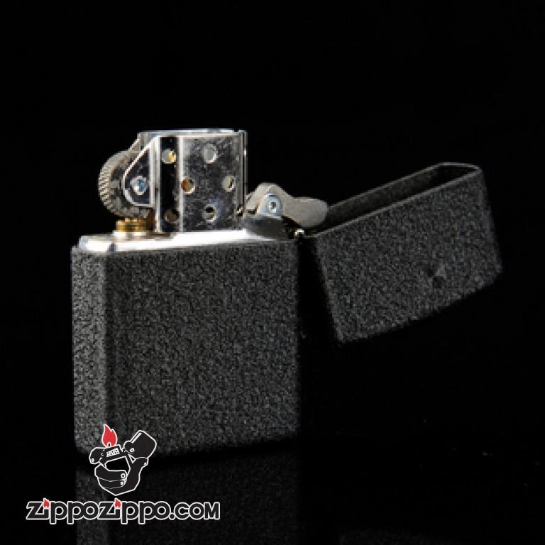 Bật lửa Zippo đen nứt cỏ 4 lá Glover