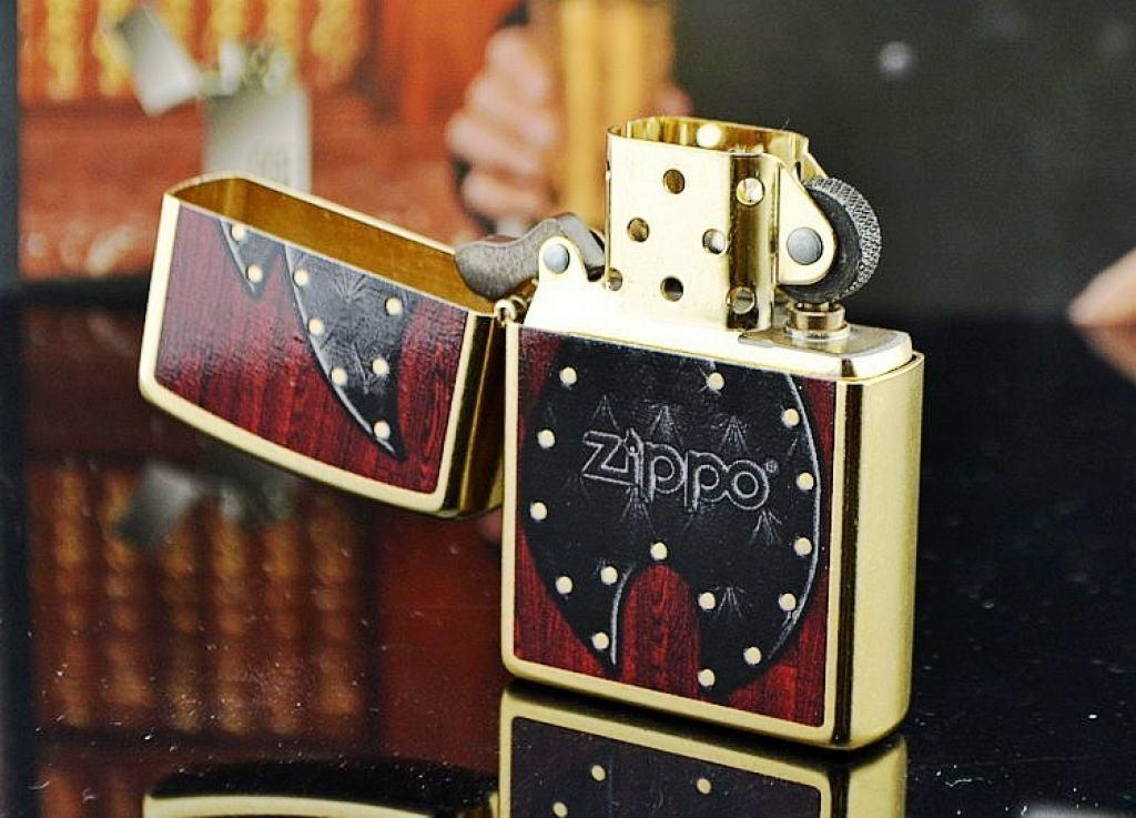 Bật lửa Zippo nền gỗ in ngọn lửa đen