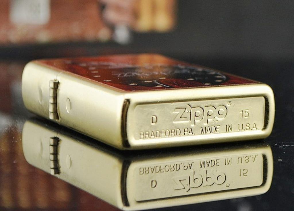 Bật lửa Zippo nền gỗ in ngọn lửa đen