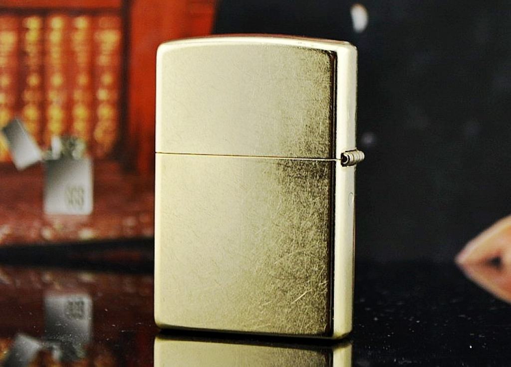 Bật lửa Zippo nền gỗ in ngọn lửa đen
