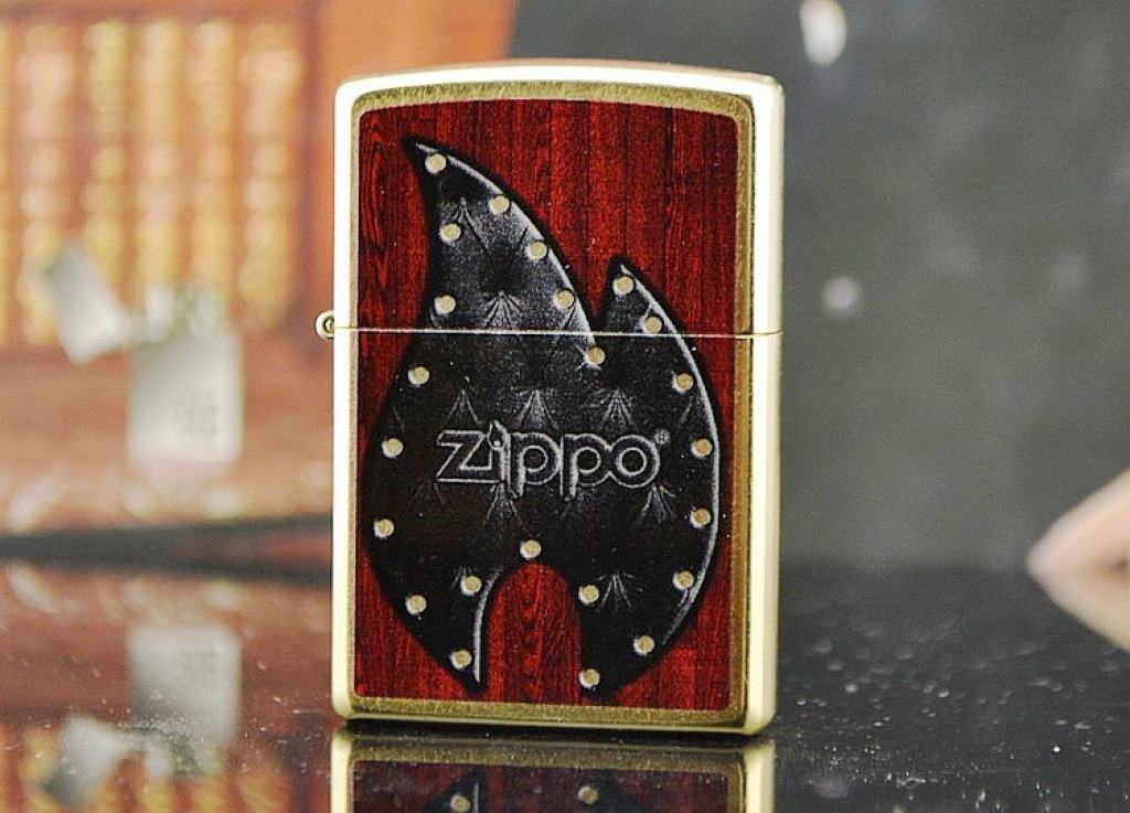 Bật lửa Zippo nền gỗ in ngọn lửa đen