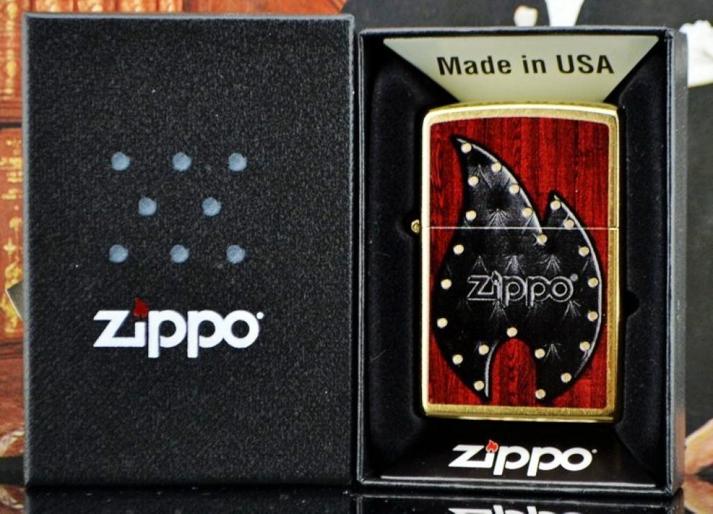 Bật lửa Zippo nền gỗ in ngọn lửa đen