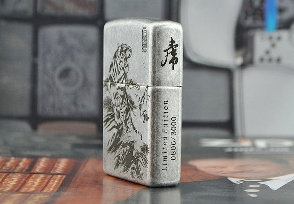 Bật lửa Zippo phiên bản bạc cổ khắc chúa sơn lâm