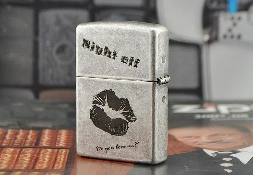 Bật lửa Zippo bạc cổ phiên bản Bad Girl