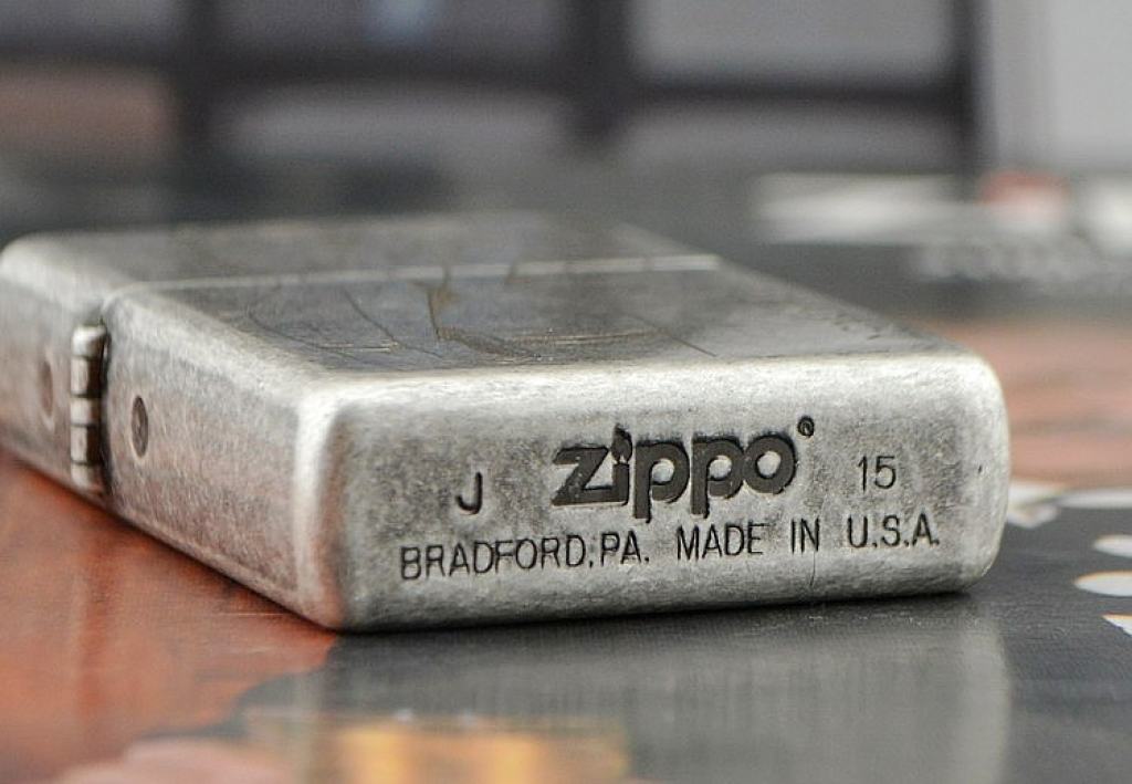 Bật lửa Zippo bạc cổ phiên bản Bad Girl
