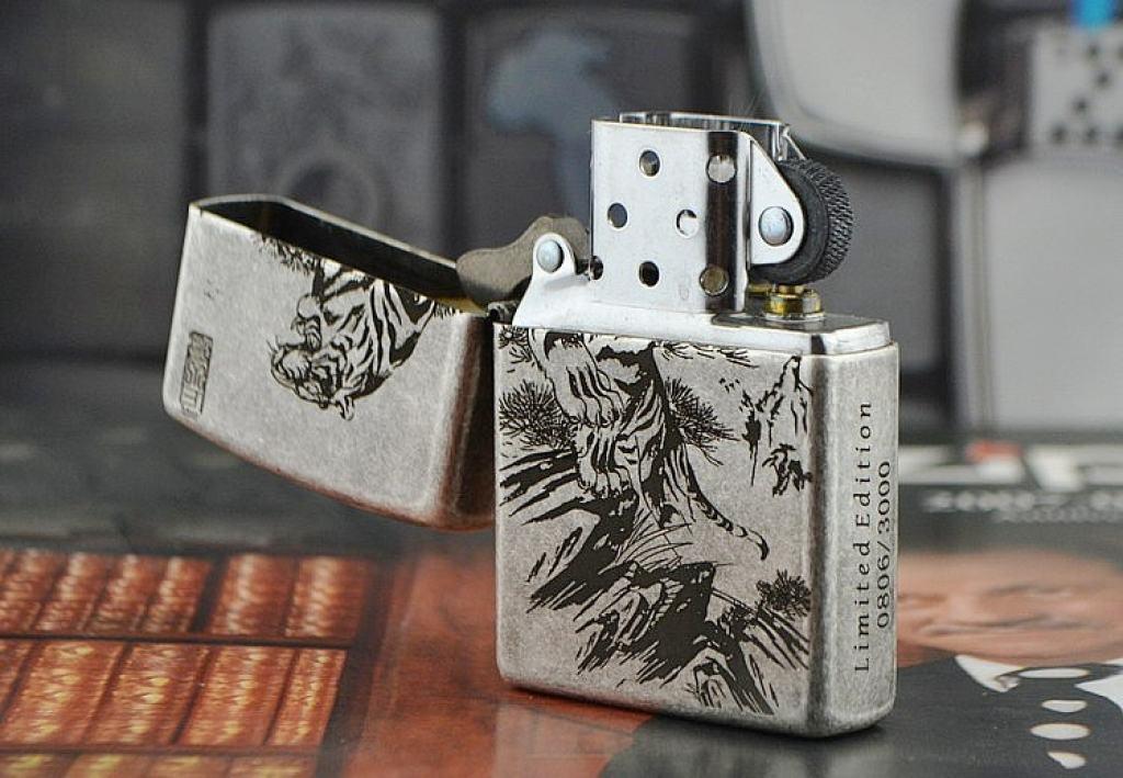 Bật lửa Zippo phiên bản bạc cổ khắc chúa sơn lâm