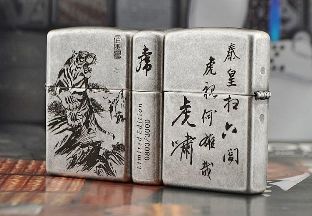 Bật lửa Zippo phiên bản bạc cổ khắc chúa sơn lâm