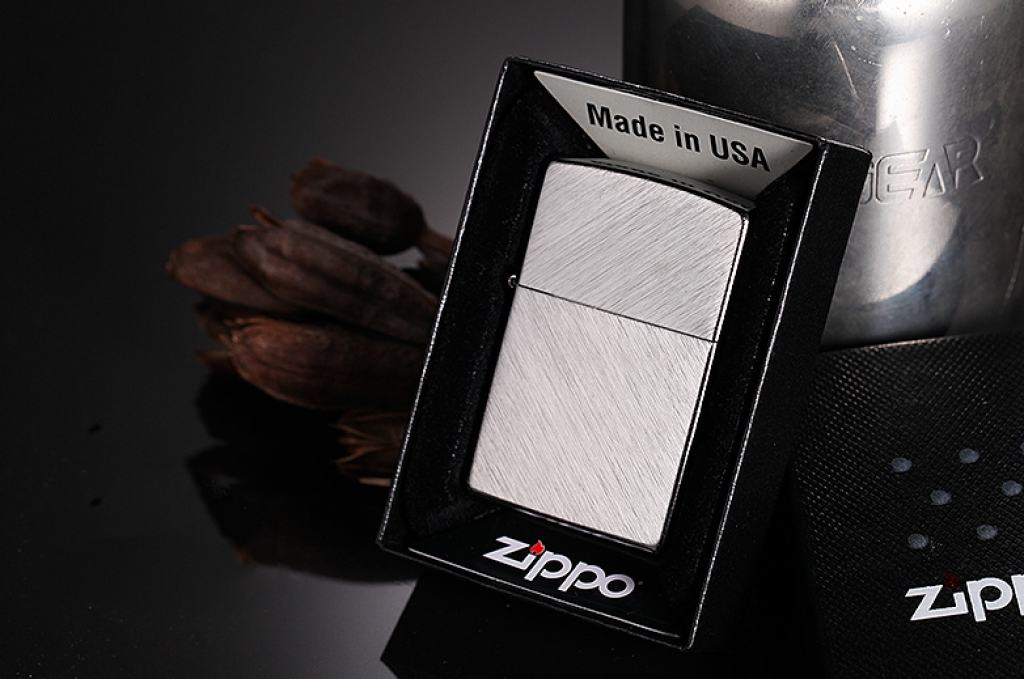 Bật Lửa Zippo Mạ Chrome Xước Xéo - SKU 24648 – Zippo Herringbone Sweep Brushed Chrome