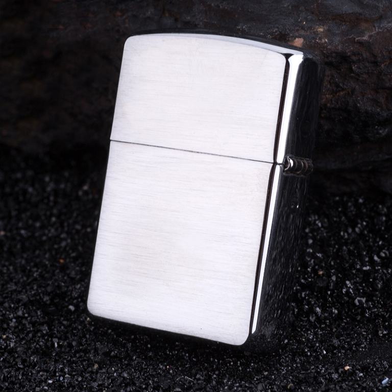 Zippo Chính Hãng Bạc Khắc 4 Mũi Giáo ở 4 góc vỏ dày