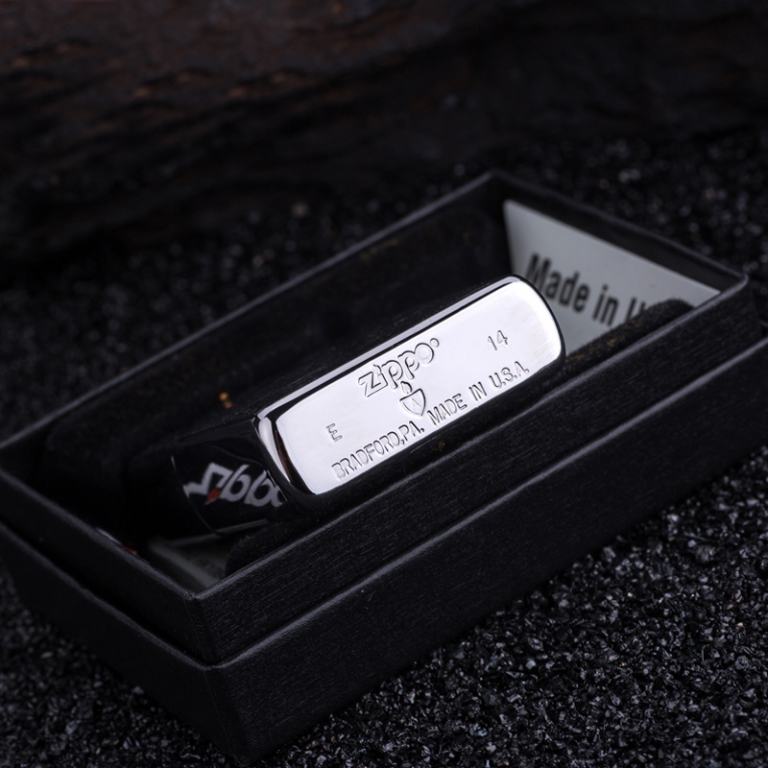 Zippo Chính Hãng Bạc Khắc 4 Mũi Giáo ở 4 góc vỏ dày