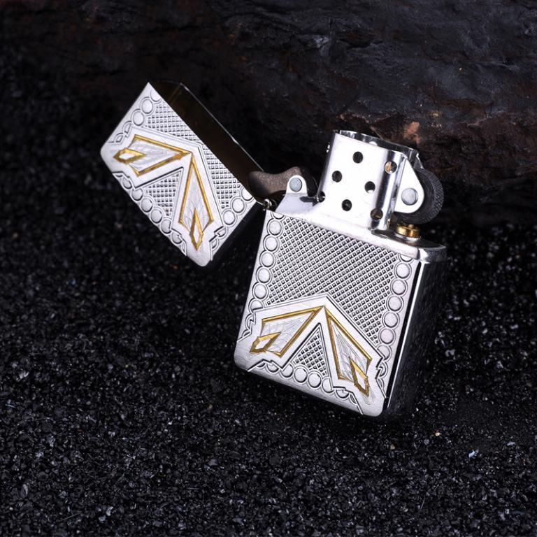 Zippo Chính Hãng Bạc Khắc 4 Mũi Giáo ở 4 góc vỏ dày