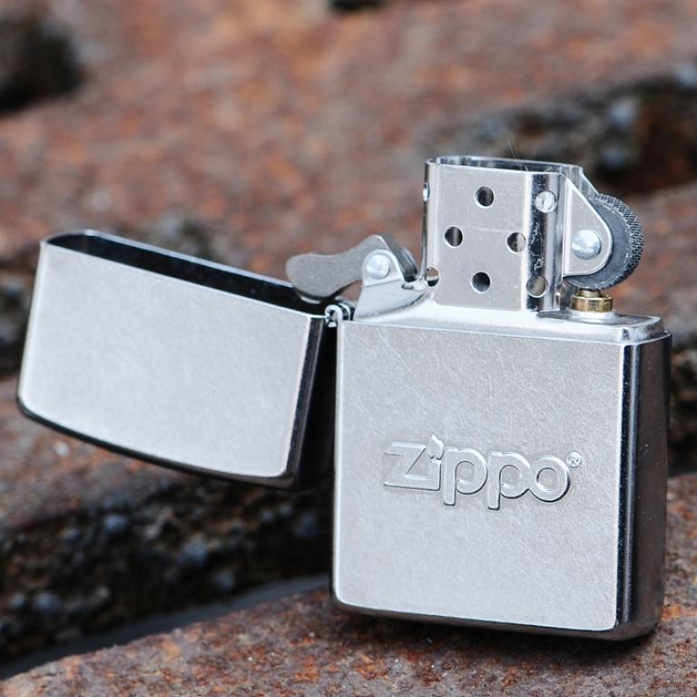 Zippo Chính Hãng Bạc Xước Dập Nổi Chữ Zippo