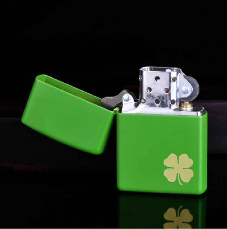 Bật Lửa Zippo Sơn Màu Xanh Cỏ Bốn Lá - Logo Zippo SKU 21032 – Zippo Lucky Clover – Shamrock Green Matte