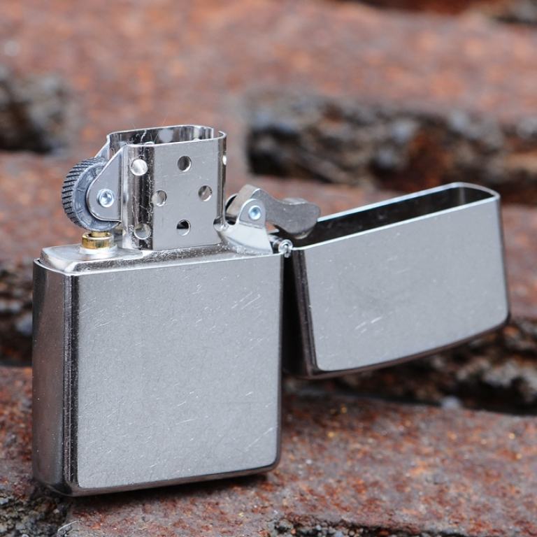 Zippo Chính Hãng Bạc Xước Dập Nổi Chữ Zippo