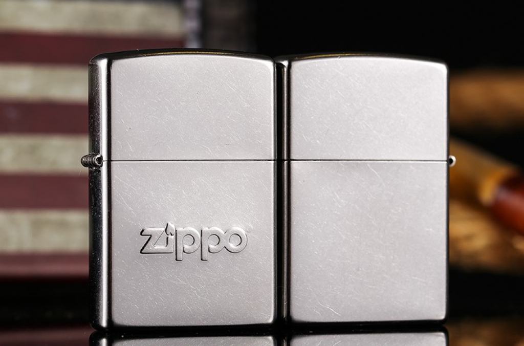 Zippo Chính Hãng Bạc Xước Dập Nổi Chữ Zippo