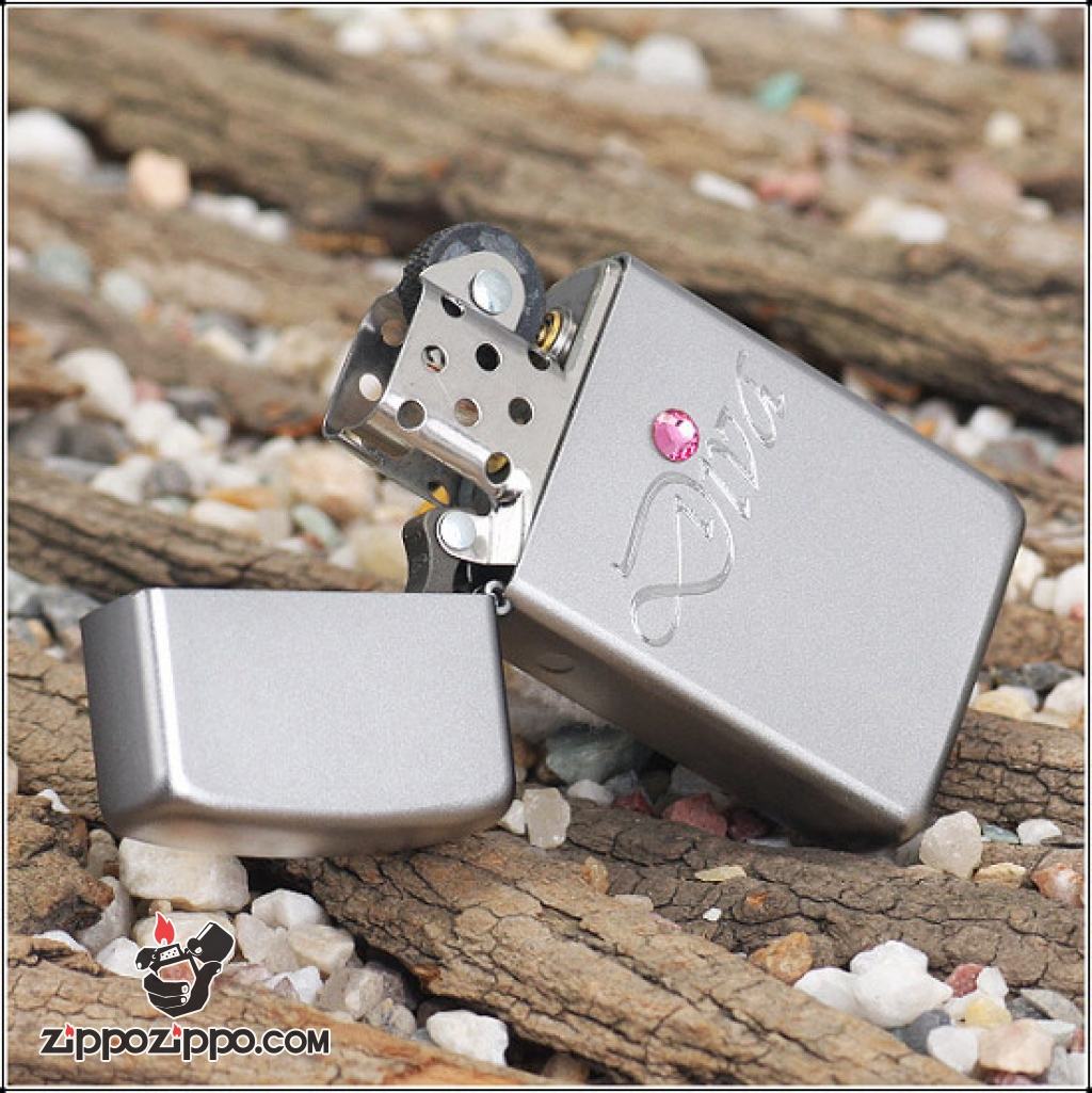 Bật Lửa Zippo Bản Nhỏ Nhám Satin Chữ Diva - SKU 24573 – Zippo Slim Diva Silver Style