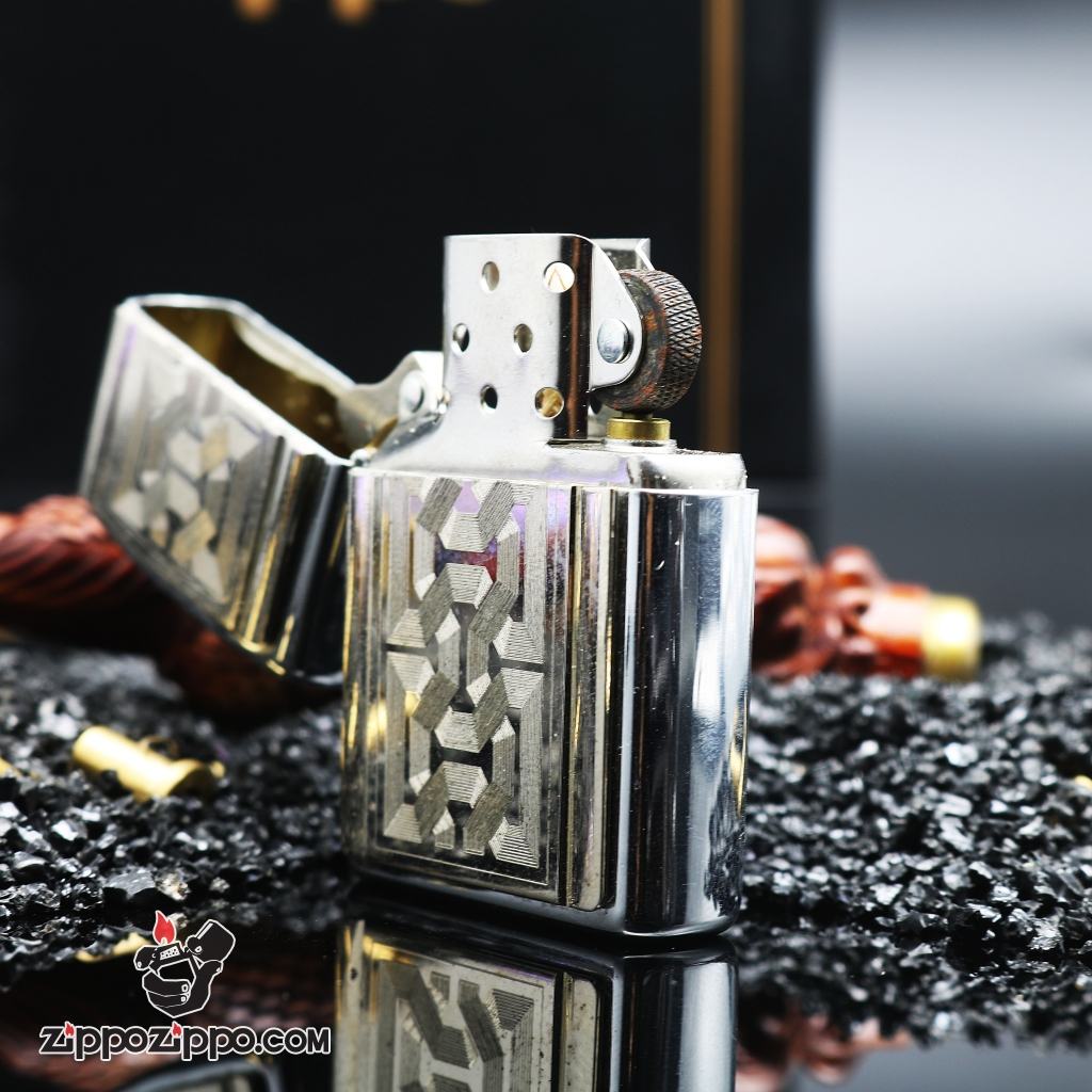Bật Lửa Zippo Cổ Bóng trắng nổi ô sọc XVI ( 2000 )