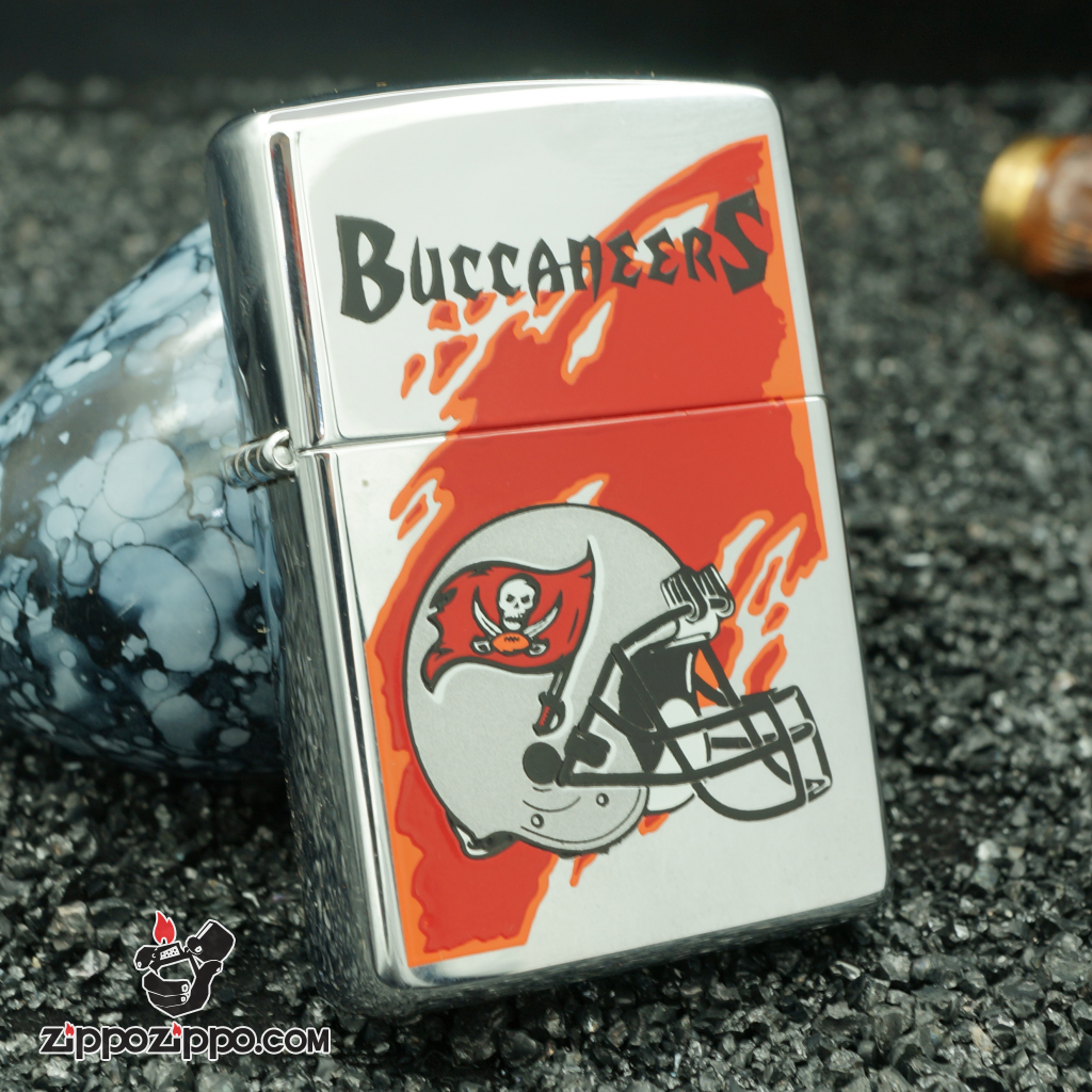 Zippo cổ mầu bạc có hình mũ bóng bầu dục buccaneer viền đỏ