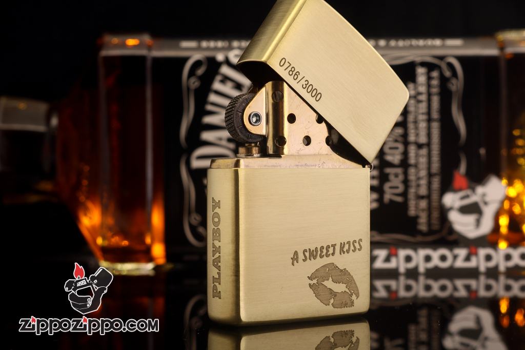 Bật lửa Zippo chính hãng đồng khắc cô gái sexy bản xước