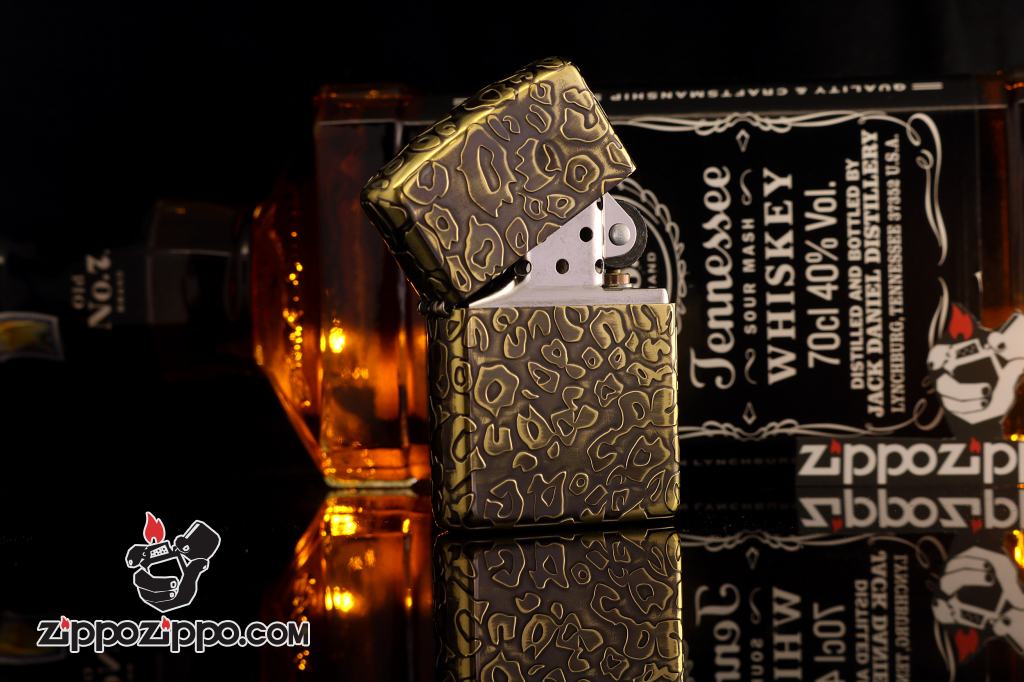 Bật lửa Zippo đồng nguyên khối dập họa tiết da báo