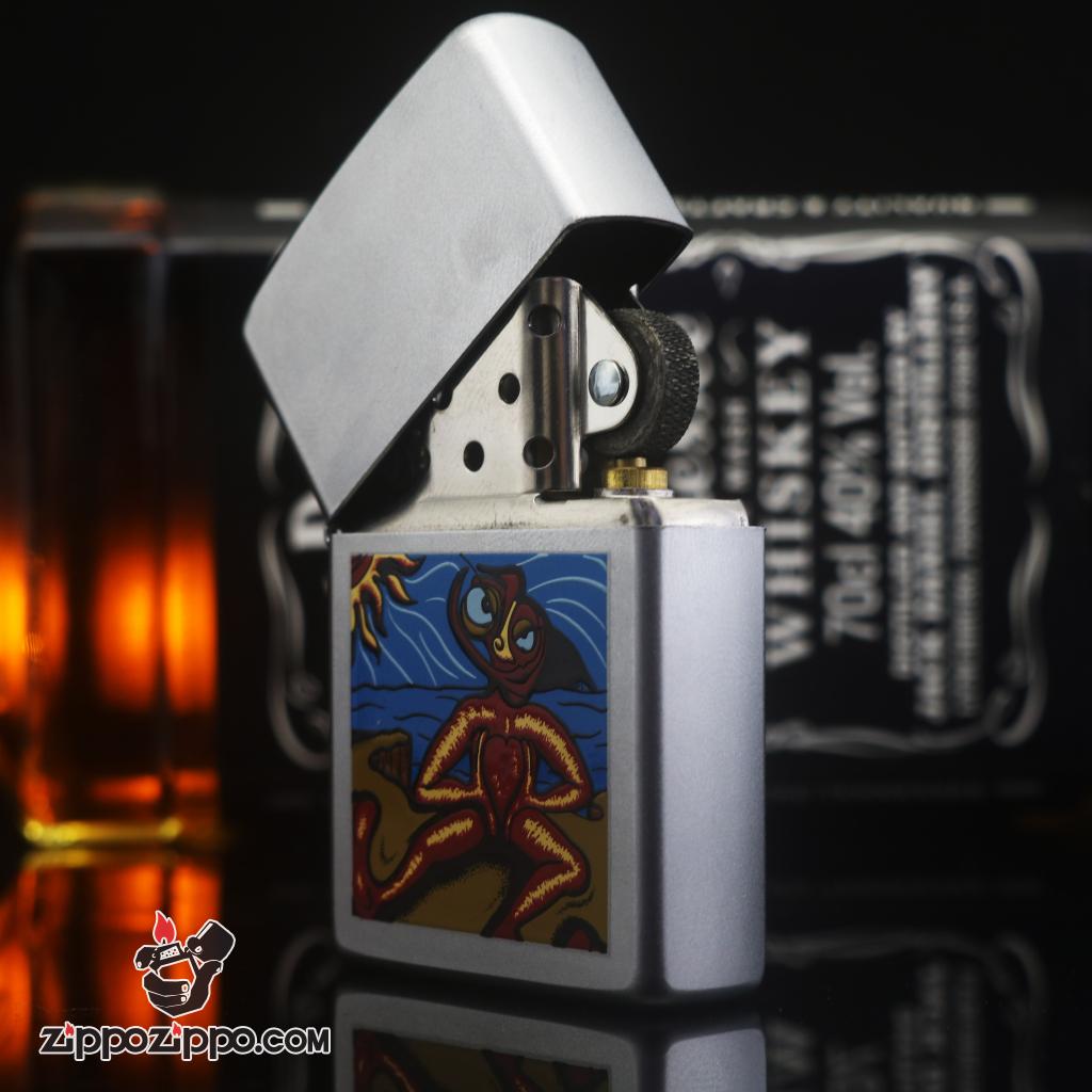 Zippo đời la mã sản xuất 2000 màu bạc in hình