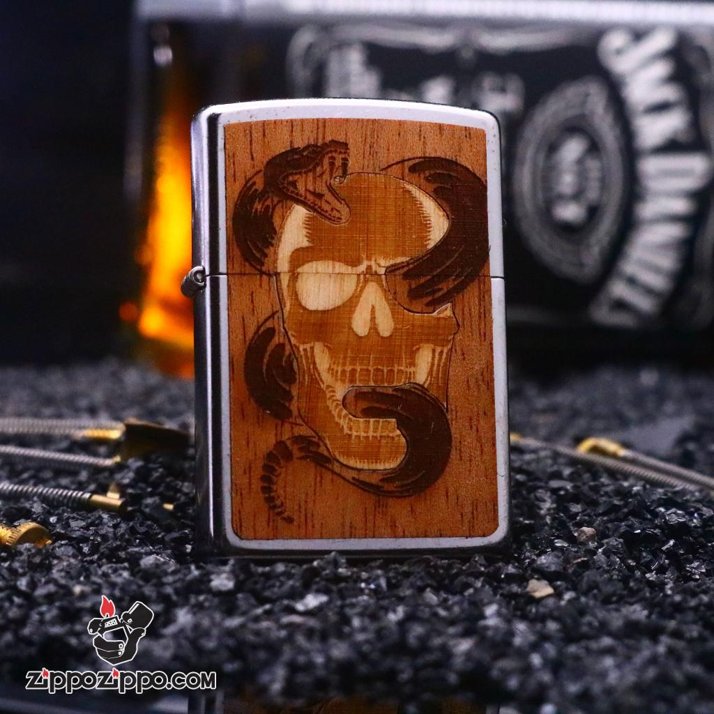 Zippo mạ Chrome in hình rắn và Skull trên nền gỗ
