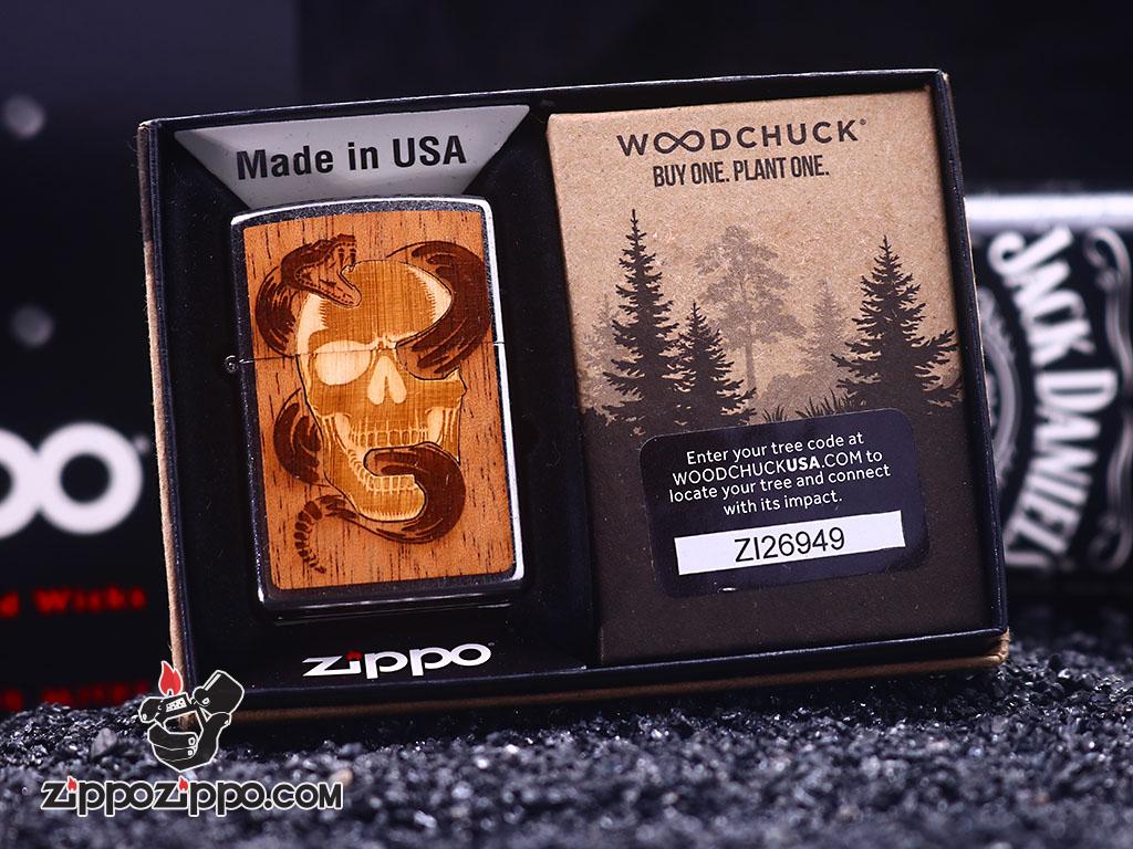 Zippo mạ Chrome in hình rắn và Skull trên nền gỗ