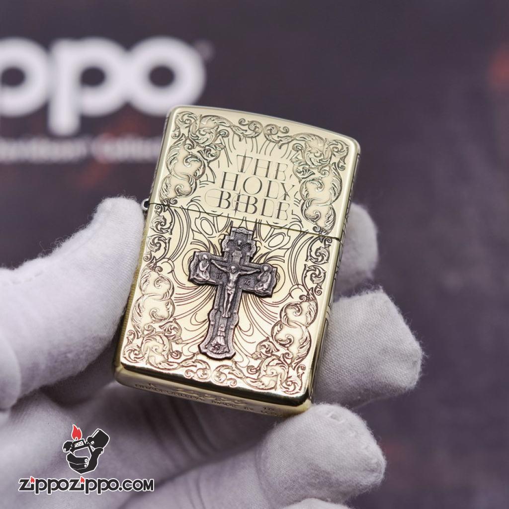 Bật Lửa Zippo Khắc Chữ Thập Và Kinh Thánh Màu Vàng Bản Ốp Nổi