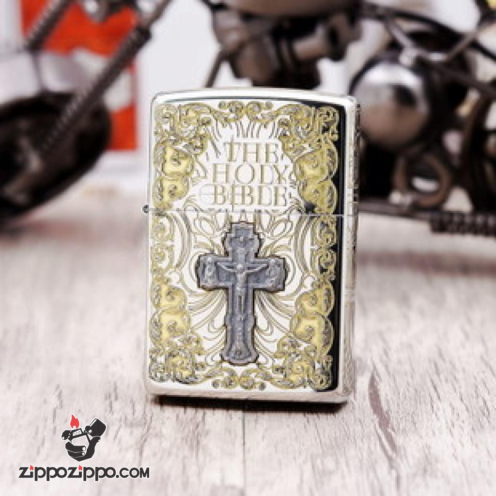 Bật Lửa Zippo Khắc Chữ Thập Và Kinh Thánh Màu Bạc Bản Ốp Nổi Aromr