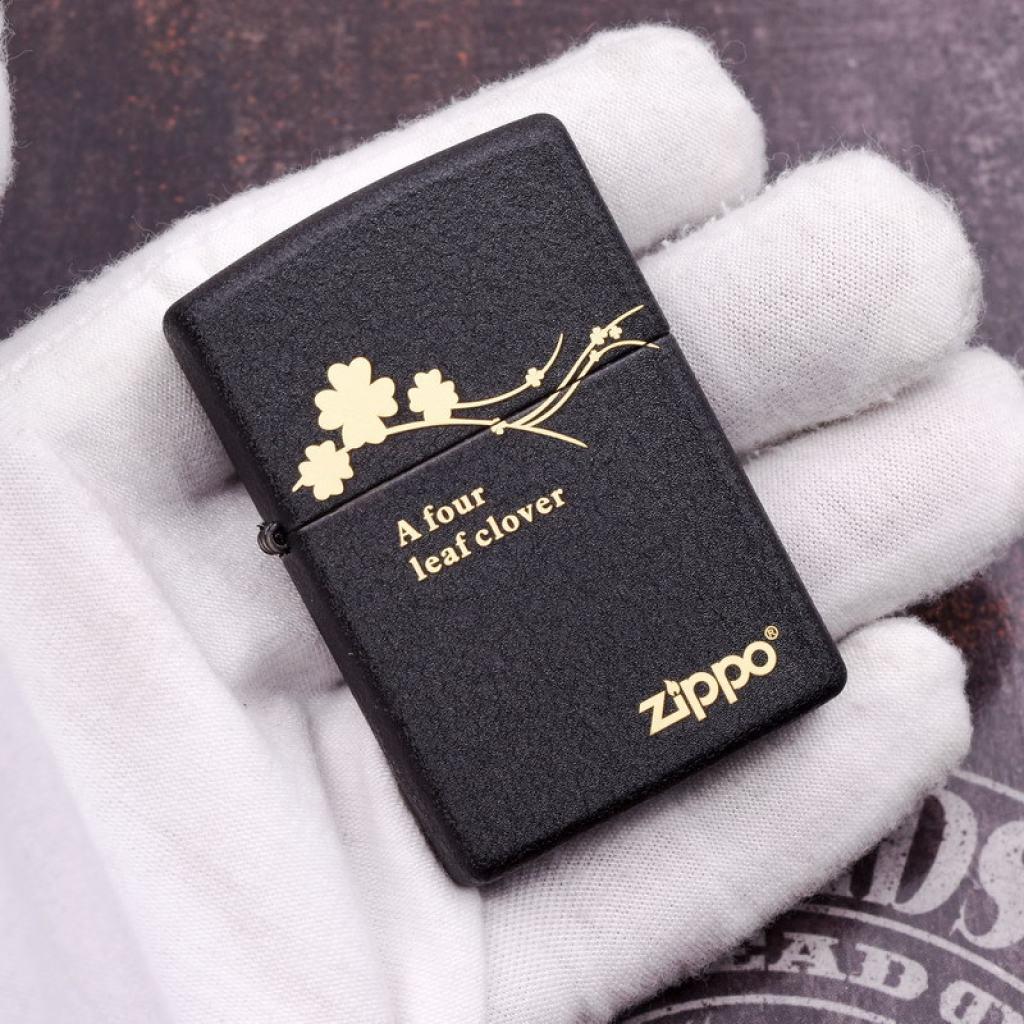 Bật Lửa Zippo Đen Nhám Khắc Cỏ Bốn Lá