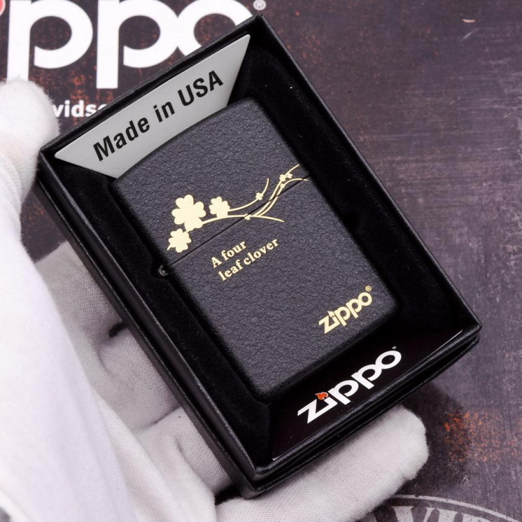 Bật Lửa Zippo Đen Nhám Khắc Cỏ Bốn Lá