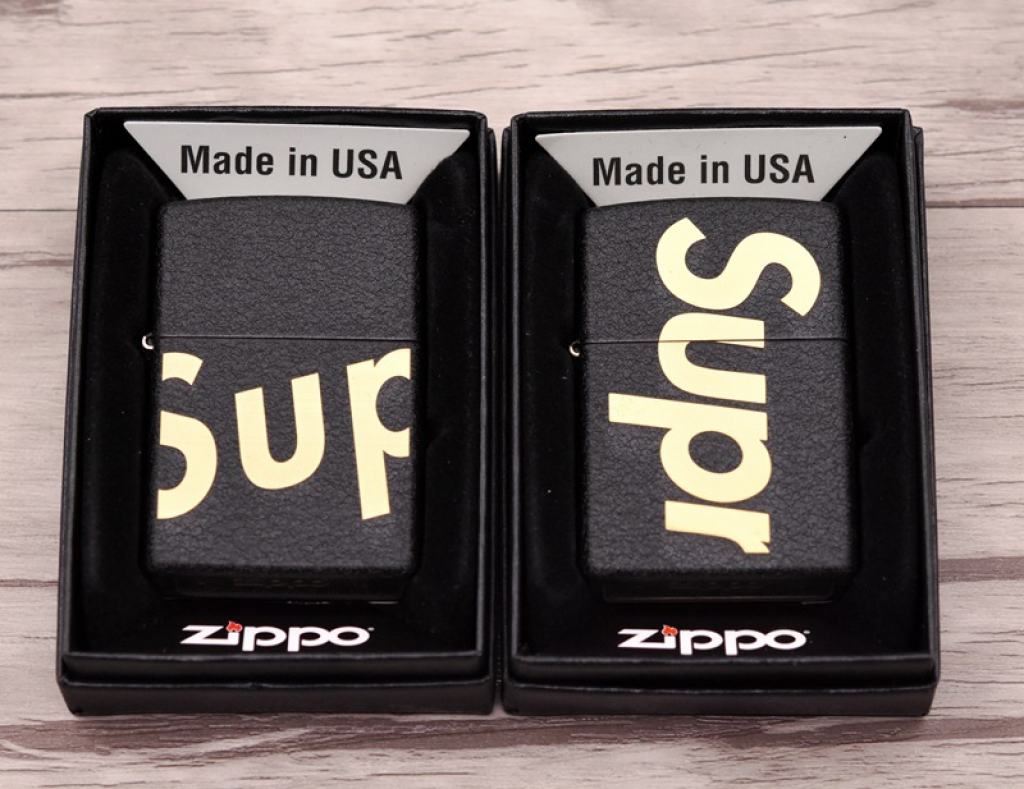 Bật Lửa Zippo Đen Nhám Khắc SUPREME Ver.1