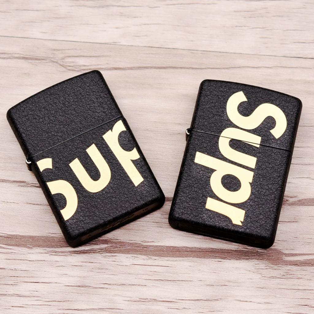 Bật Lửa Zippo Đen Nhám Khắc SUPREME Ver.2