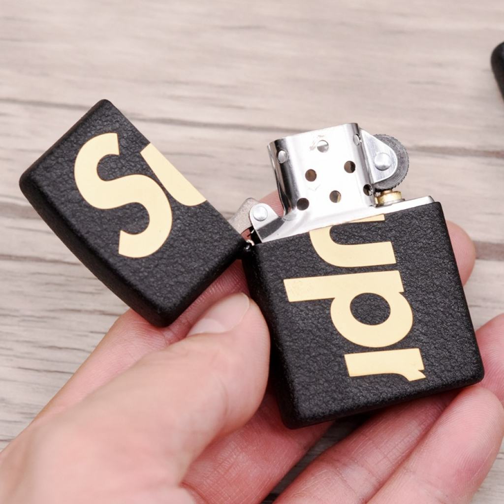 Bật Lửa Zippo Đen Nhám Khắc SUPREME Ver.2
