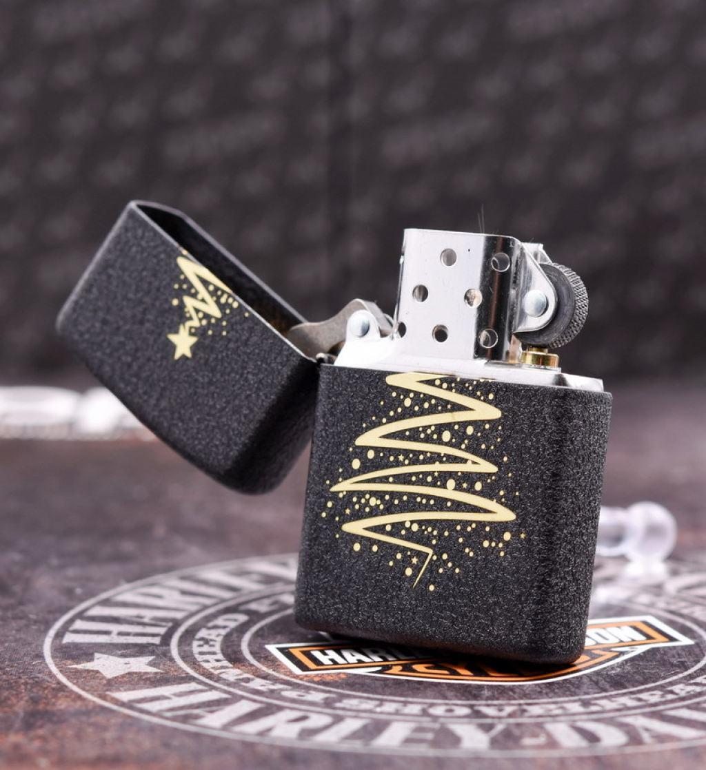 Bật Lửa Zippo Đen Nhám Khắc Cây Thông Noel
