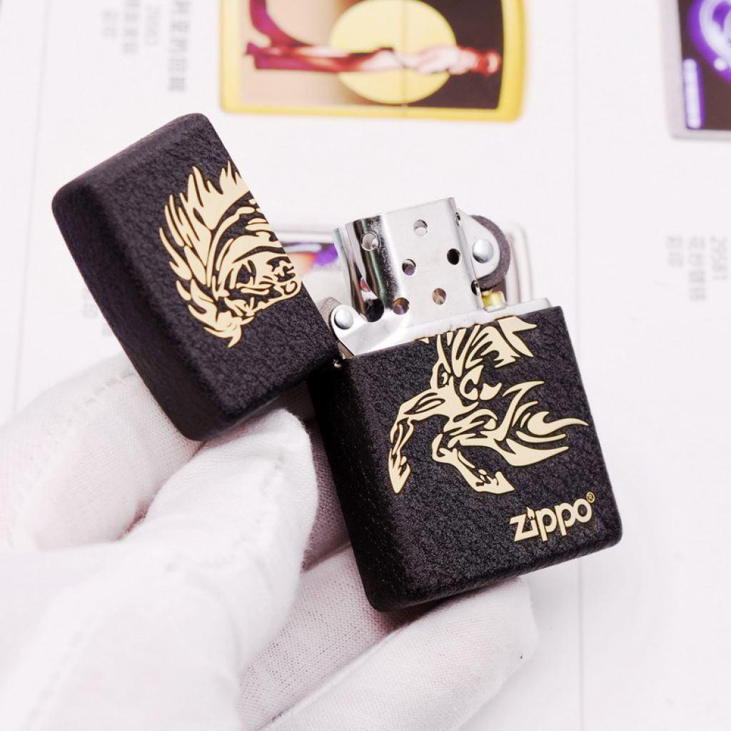 Bật Lửa Zippo Đen Nhám Khắc Mã Đáo