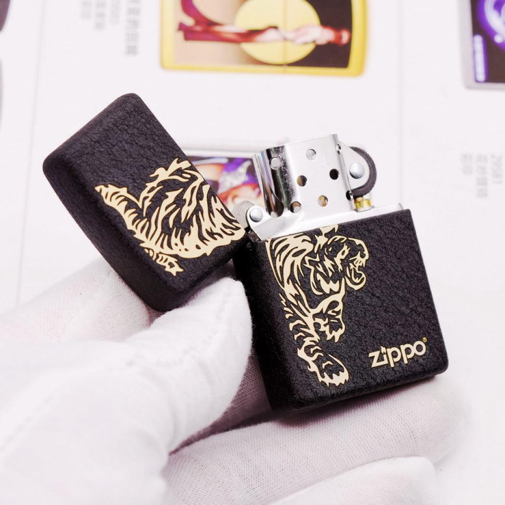 Bật Lửa Zippo Đen Nhám Khắc Chúa Sơn Lâm