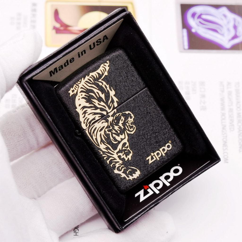 Bật Lửa Zippo Đen Nhám Khắc Chúa Sơn Lâm