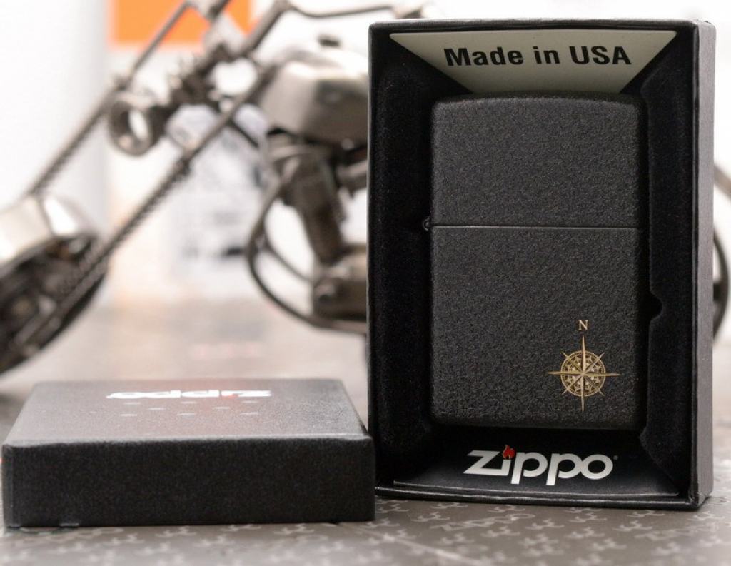 Bật Lửa Zippo Đen Nhám Khắc La Bàn