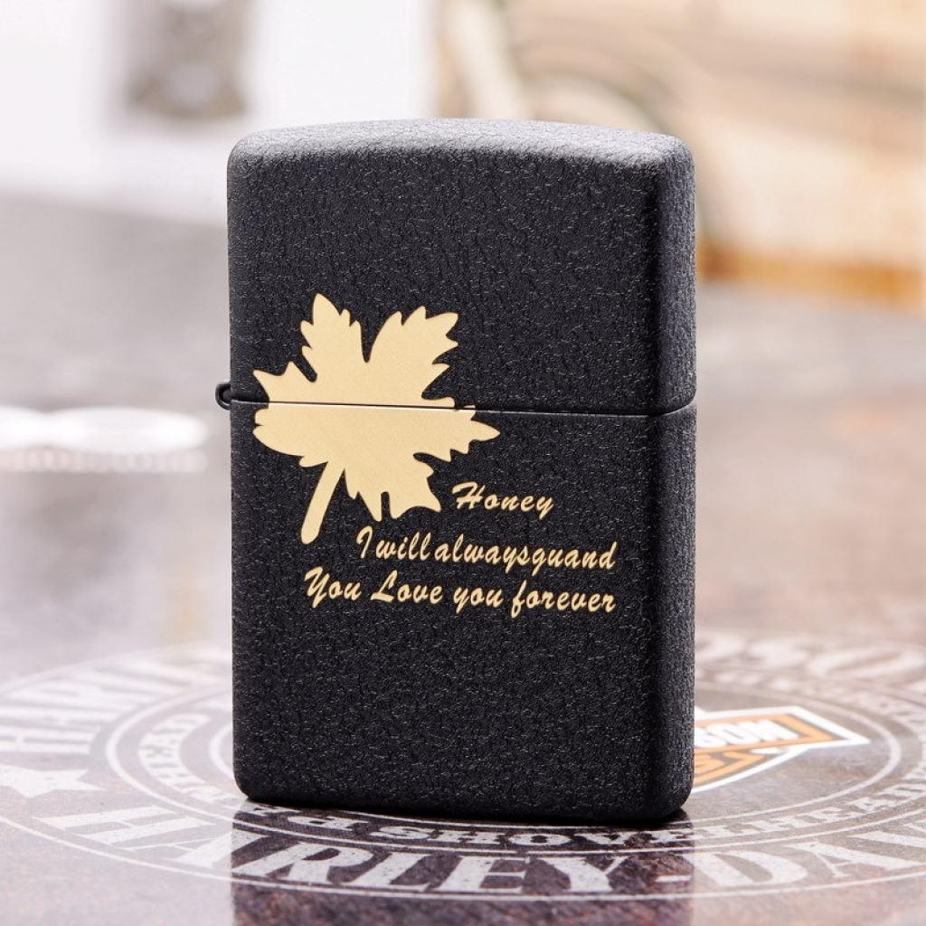 Bật Lửa Zippo Đen Nhám Khắc Lá Phong Đỏ