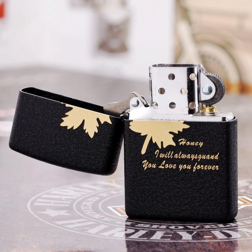 Bật Lửa Zippo Đen Nhám Khắc Lá Phong Đỏ