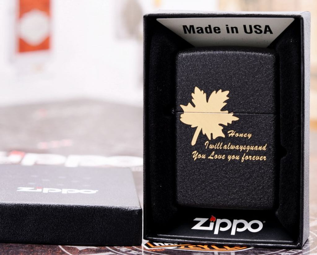 Bật Lửa Zippo Đen Nhám Khắc Lá Phong Đỏ