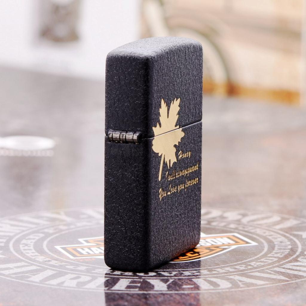 Bật Lửa Zippo Đen Nhám Khắc Lá Phong Đỏ