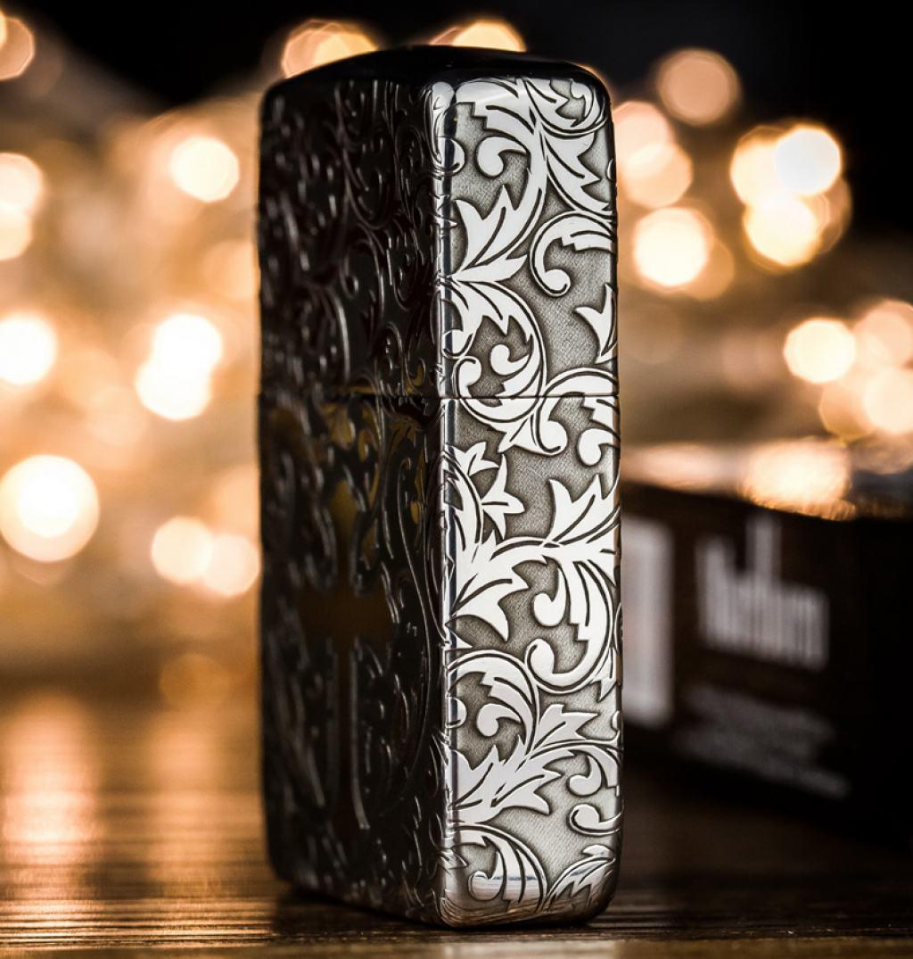 Bật Lửa Zippo Bạc Nguyên Khối Cao Cấp Khắc Hoa Văn Xung Quanh Thánh Giá Phiên Bản 1941