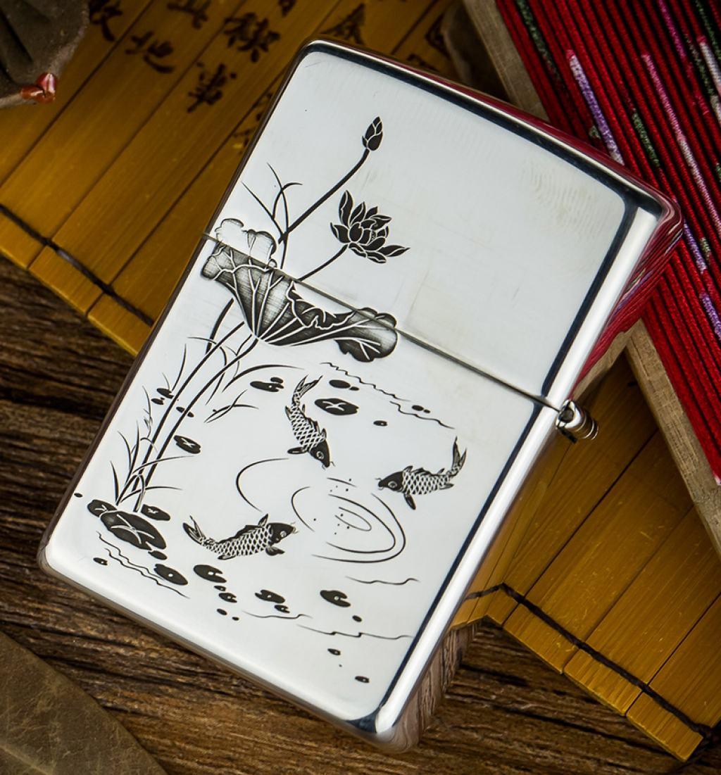 Bật Lửa Zippo Bạc Nguyên Khối Cao Cấp Khắc Cá Chép Trong Đầm Sen