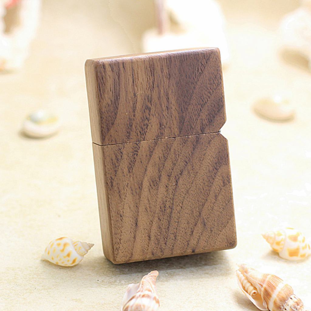 Bật Lửa  Zippo Bọc Gỗ Óc Chó Biểu Tượng Chữ Thập Mạ Vàng