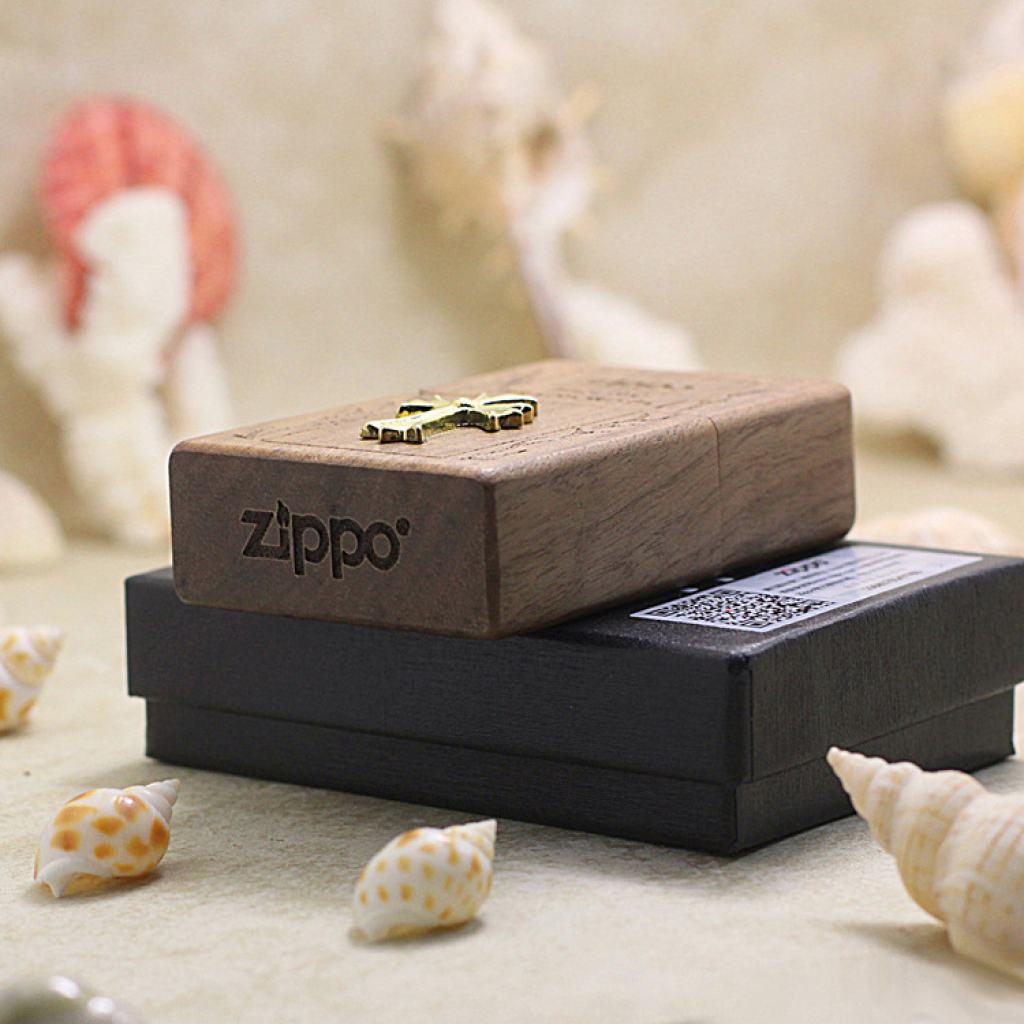 Bật Lửa  Zippo Bọc Gỗ Óc Chó Biểu Tượng Chữ Thập Mạ Vàng